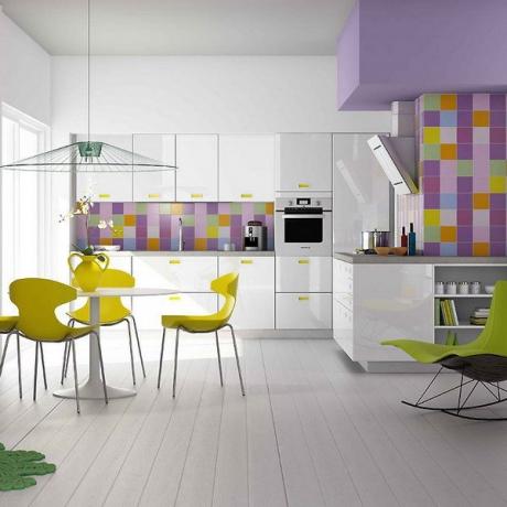 Nada lemon berair dan ungu muda terlihat sangat serasi dengan latar belakang lantai, dinding, headset